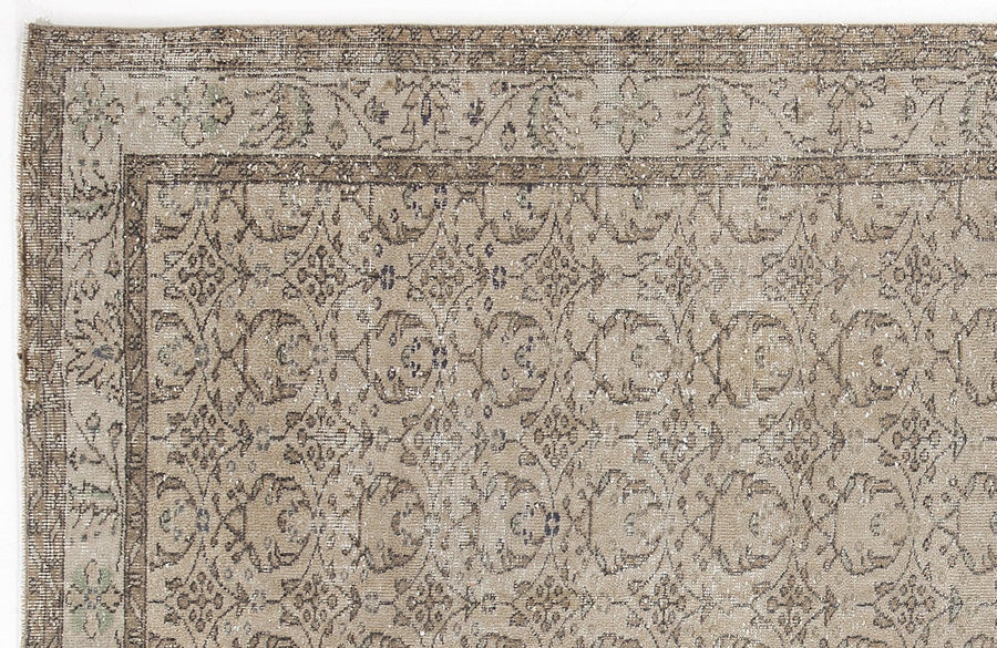 Beige Geometric Hand-Knotted Wool Rug 170x281 cm (5'7" x 9'3") – in the living room