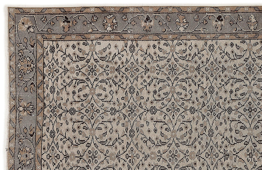 Gray & Beige Floral Turkish Kilim Rug 172x306 cm (5'8" x 10') – in the living room